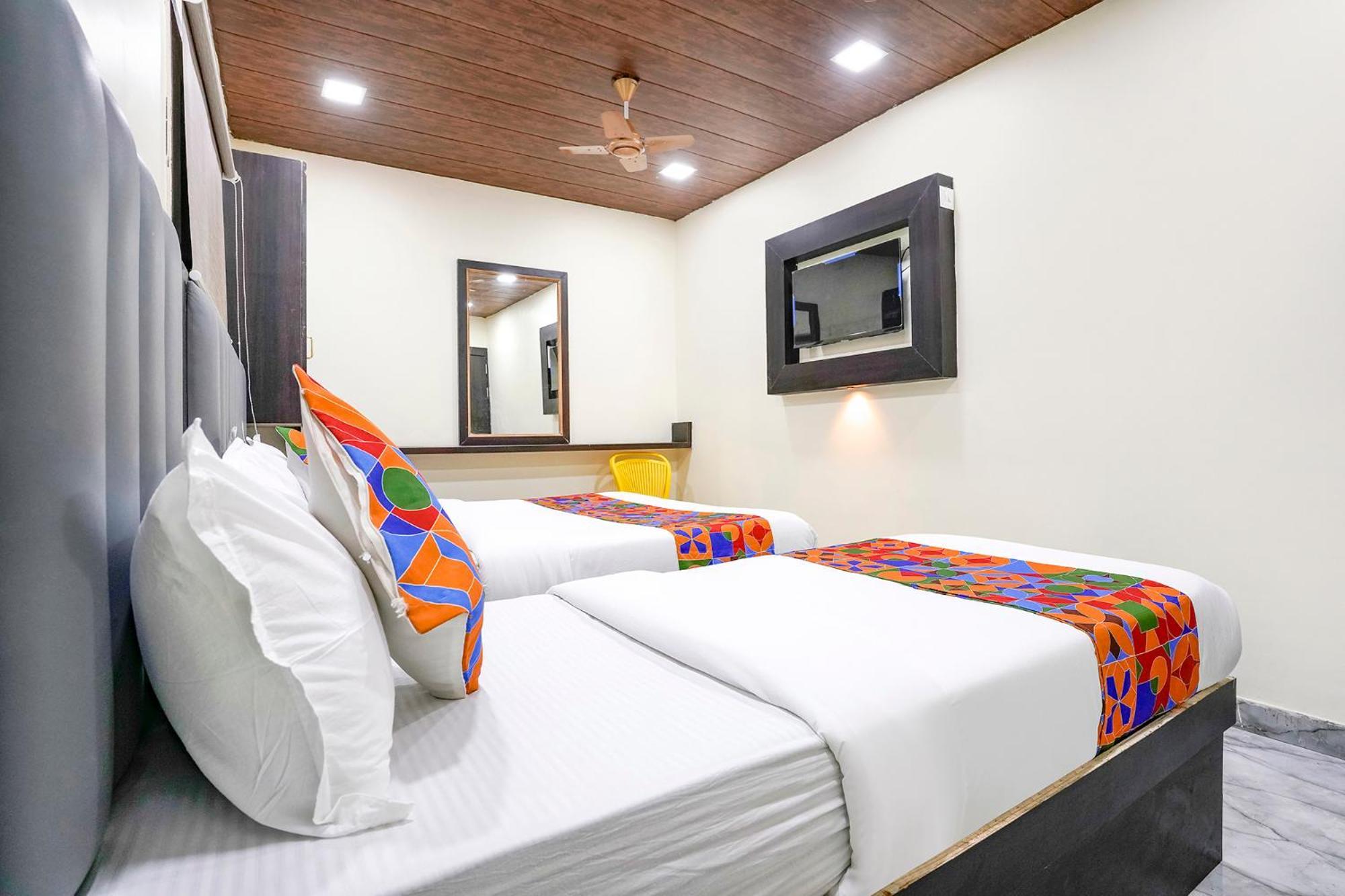 Fabexpress Gulshan Grand - Nr Gateway Of India Mumbai Exterior photo